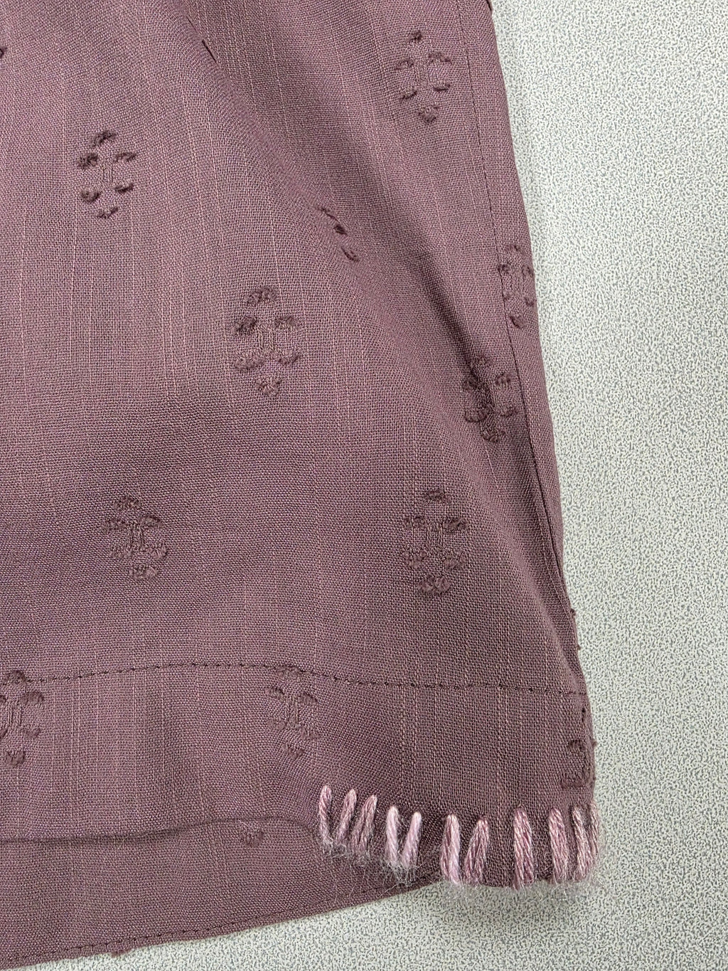 Camicia con ricami traforati e volant