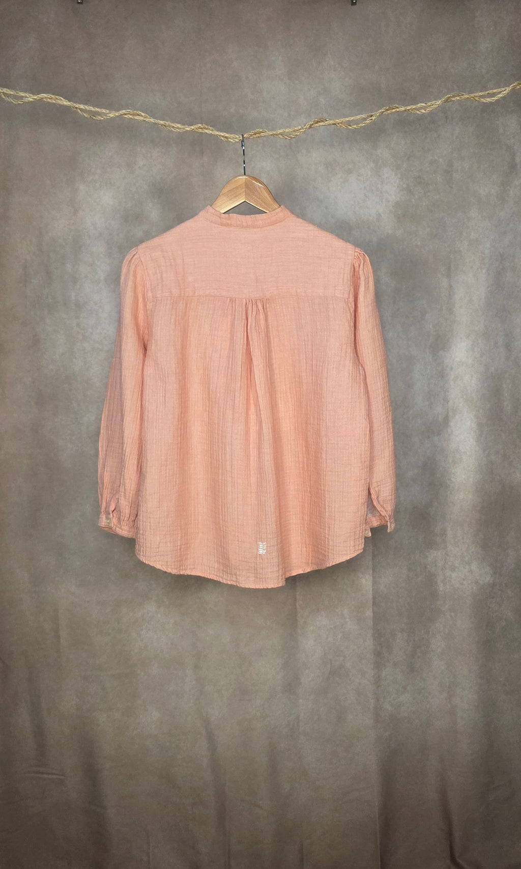 Camicia a maniche lunghe con fiocco al collo