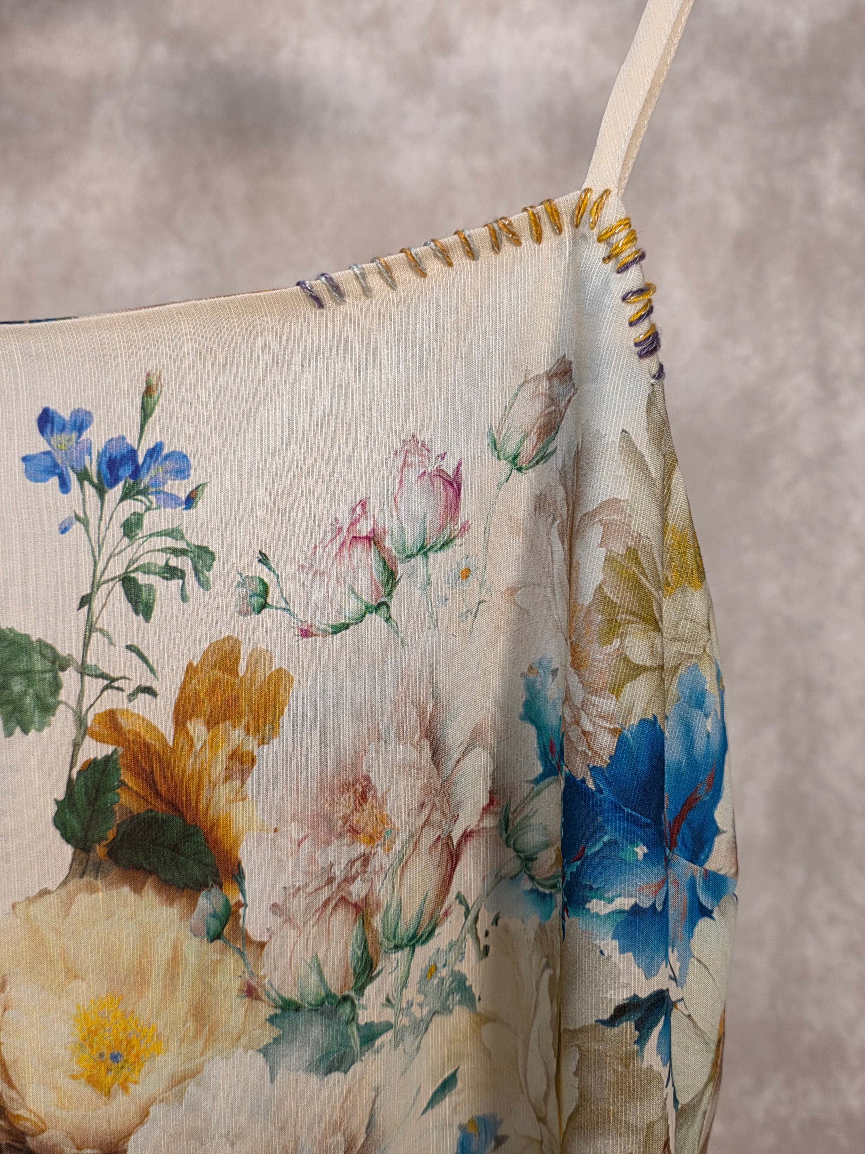 Abito beige a stampa floreale con spalline sottili