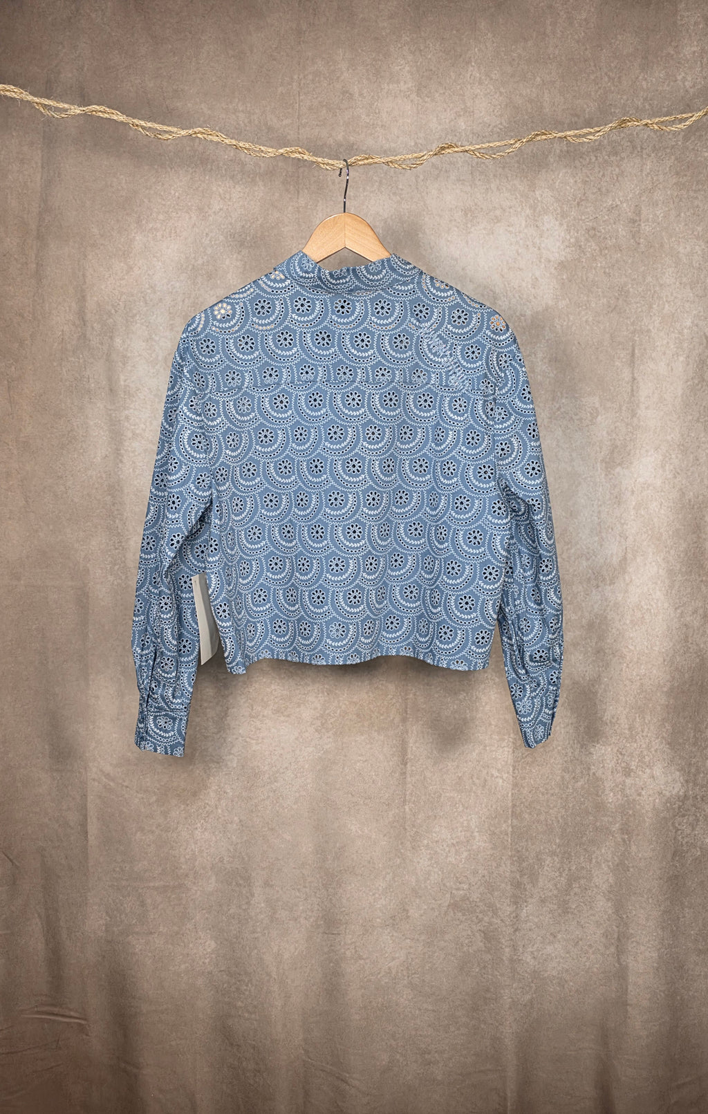 Camicia azzurra in puro cotone sangallo