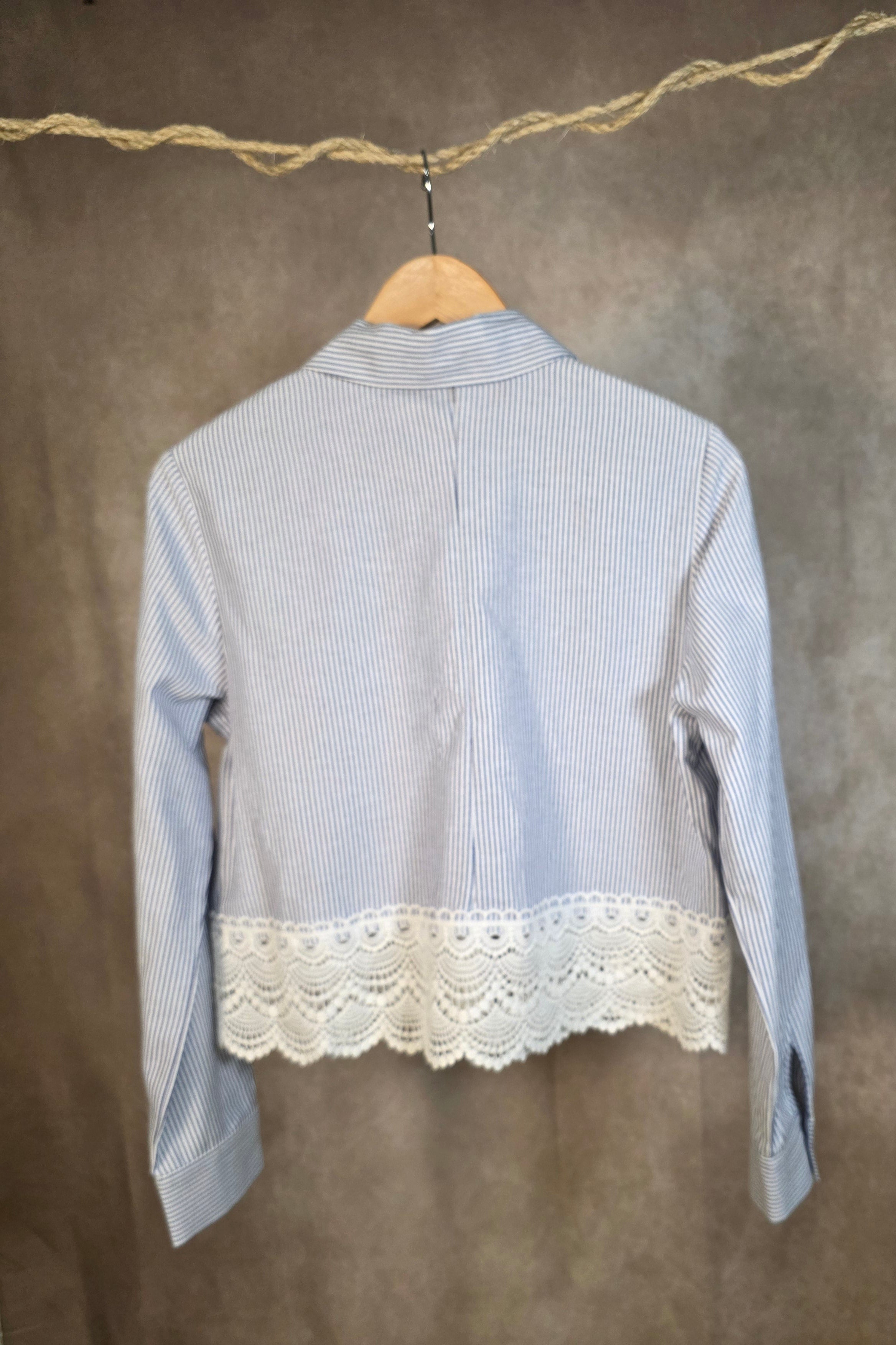 Camicia con bordo decorato in pizzo bianco