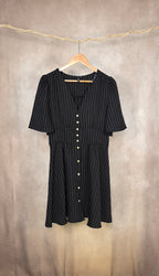 Abito gessato nero con scollo a V