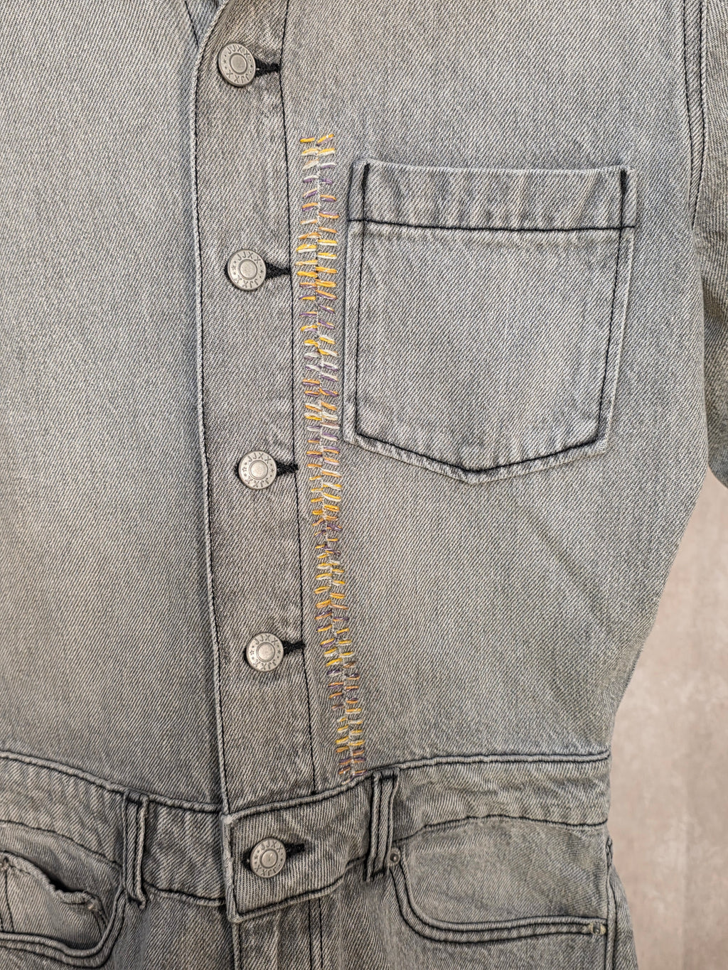Tuta corta in denim grigio