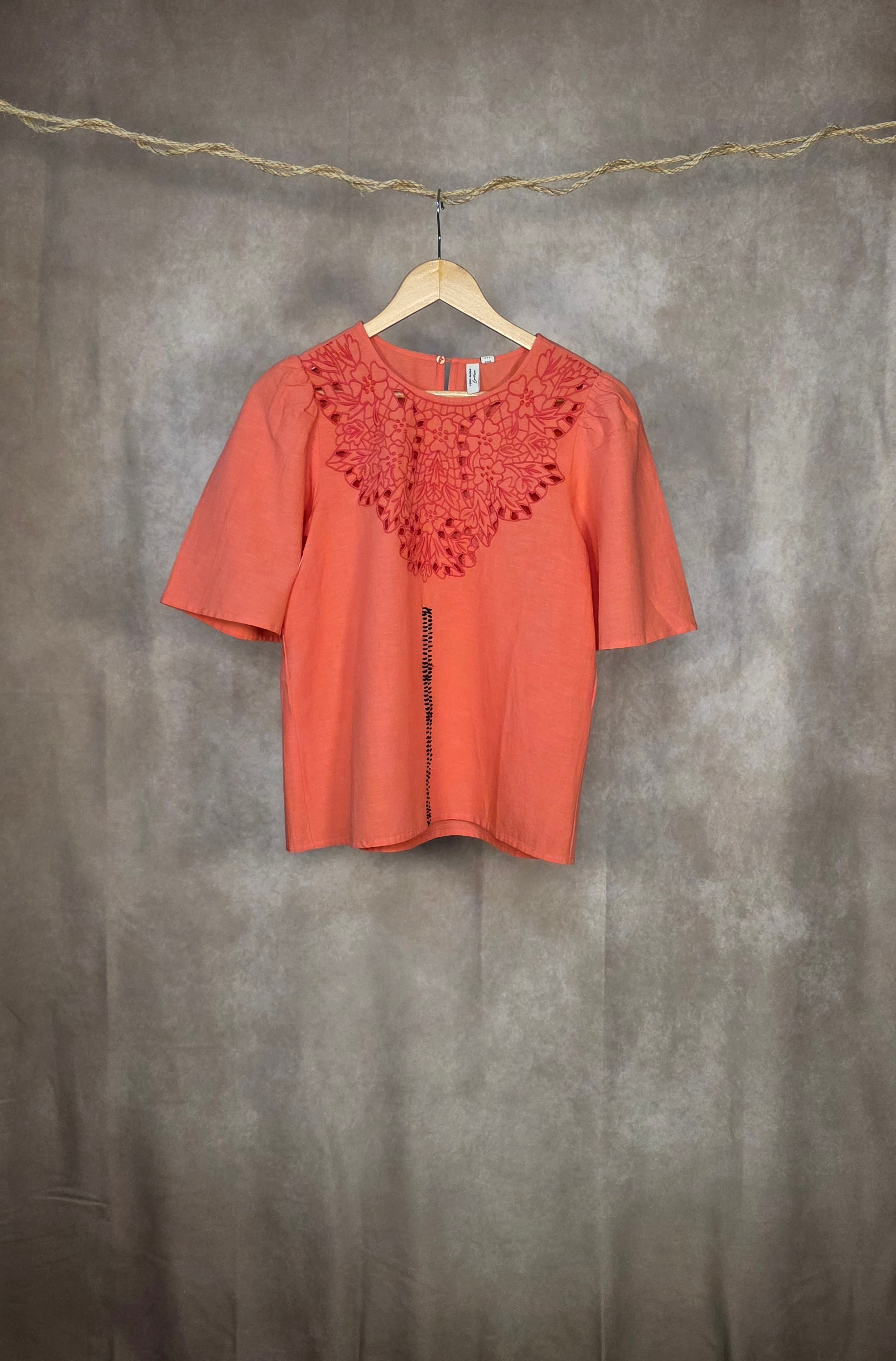 T-shirt con ricamo traforato