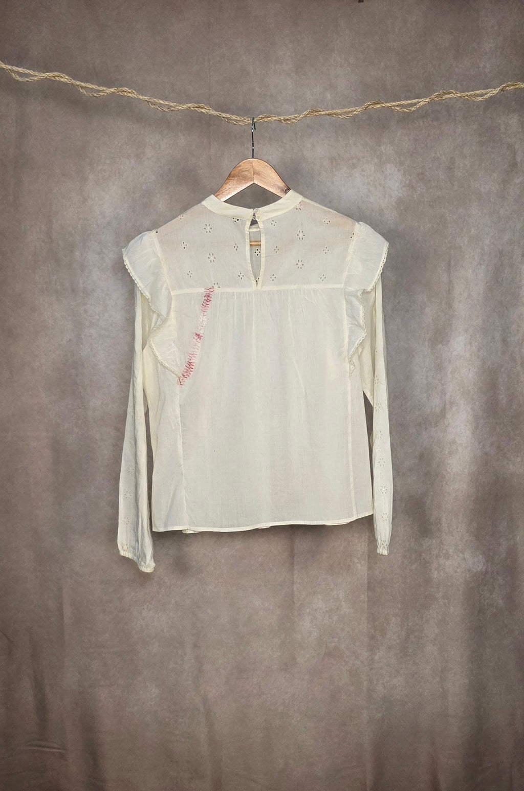 Camicia con ricamo sangallo e volant