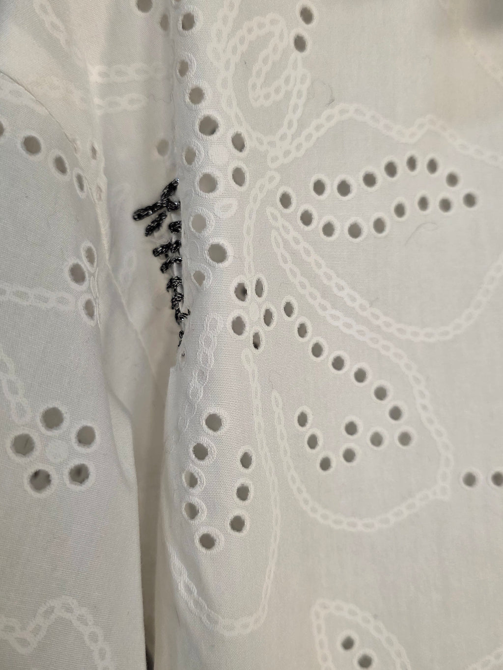 Camicia cropped con ricami in sangallo