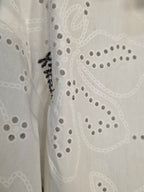 Camicia cropped con ricami in sangallo