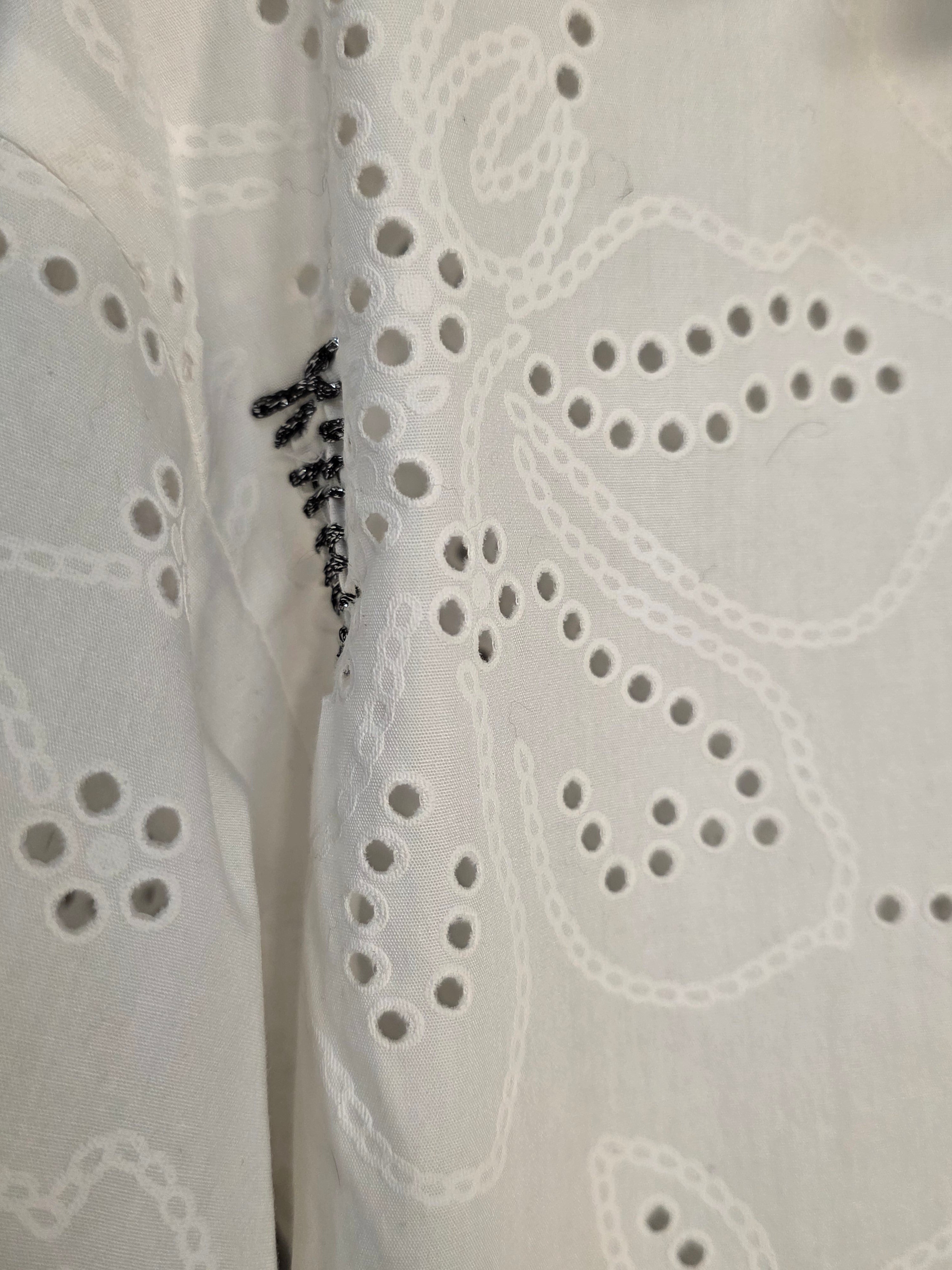 Camicia cropped con ricami in sangallo
