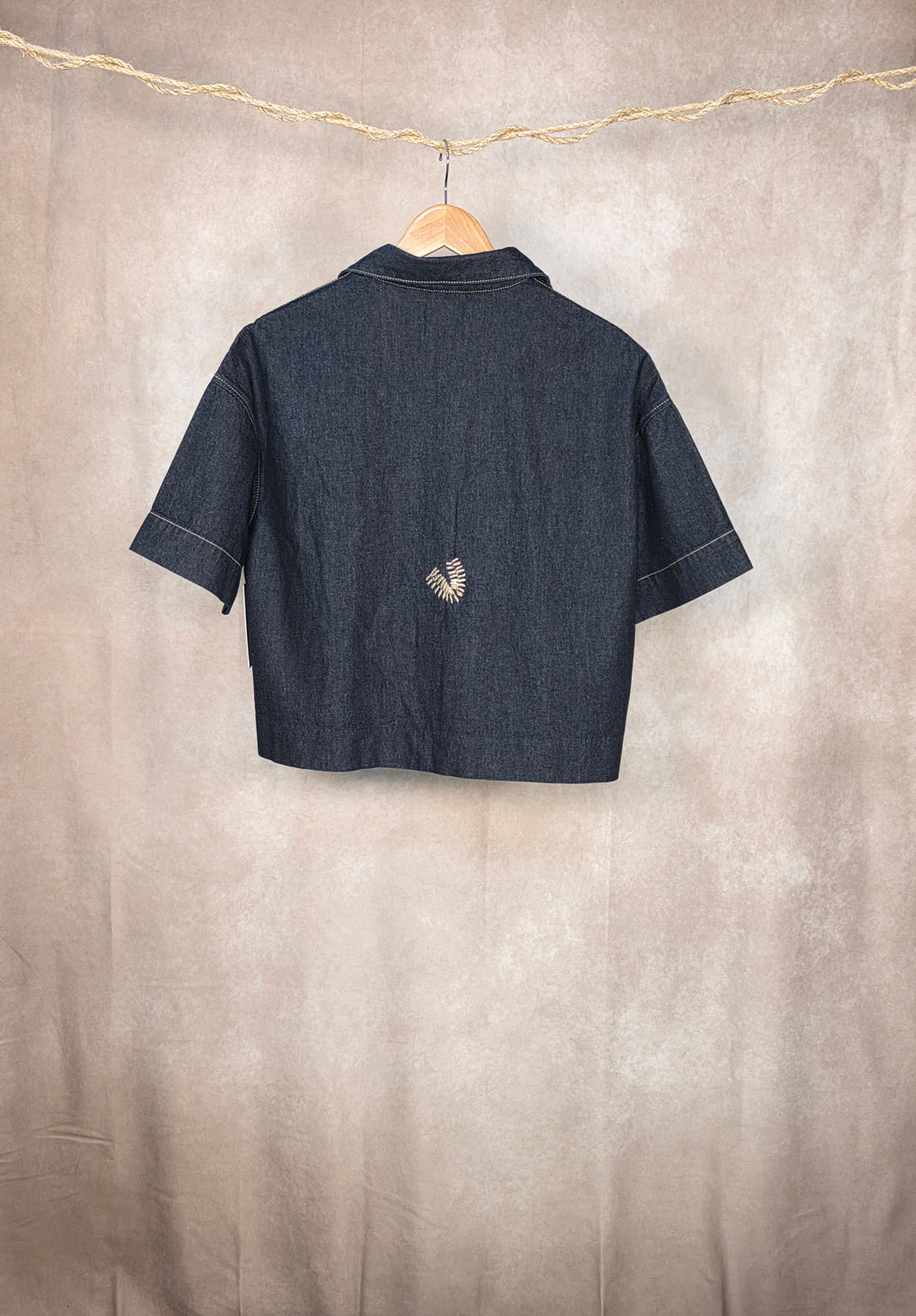 Camicia corta squadrata in denim blu scuro