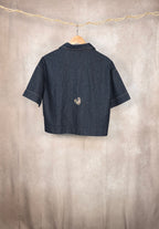 Camicia corta squadrata in denim blu scuro