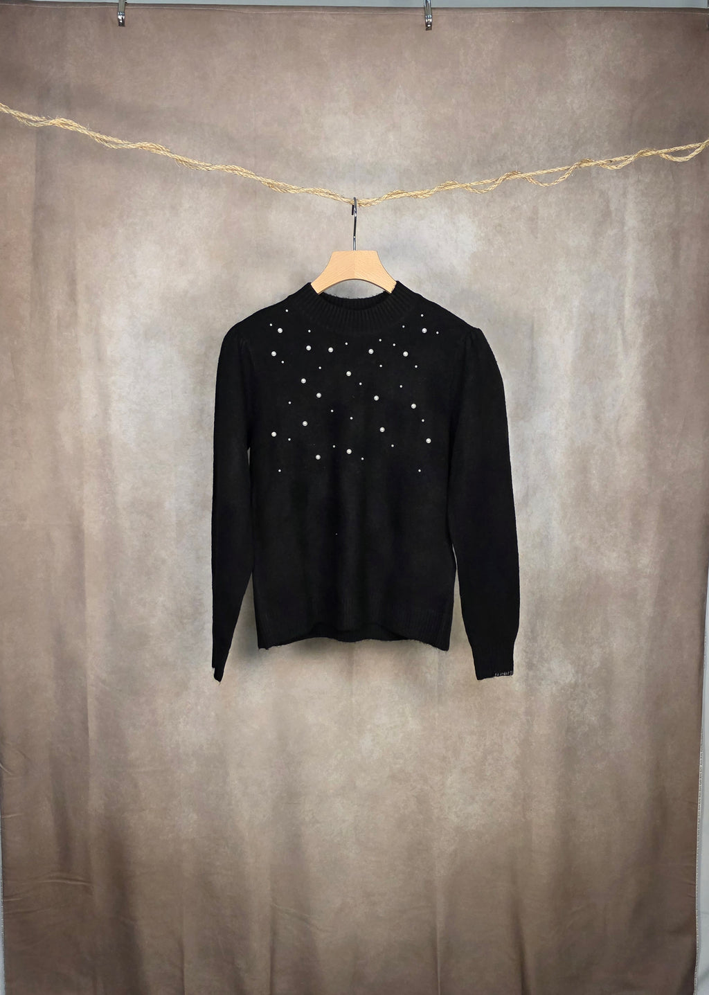 Maglia nera con perle