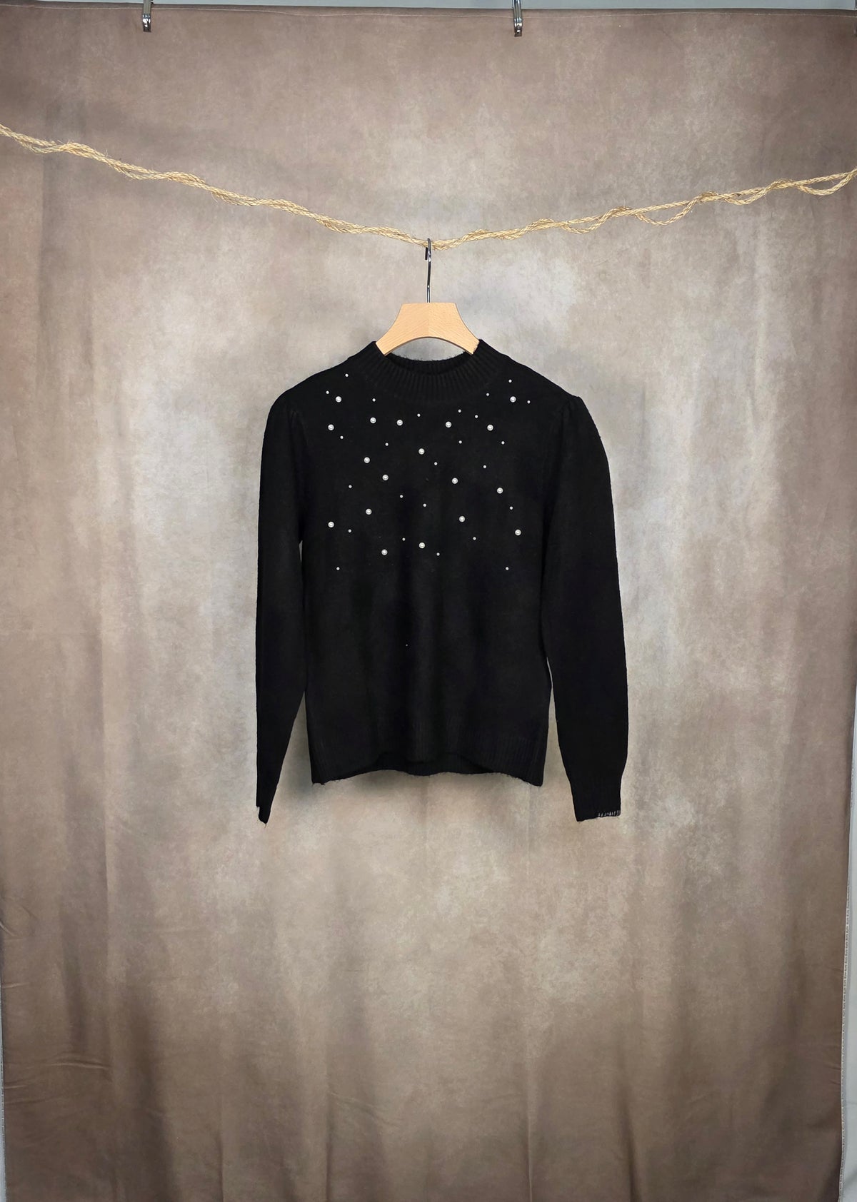Maglia nera con perle