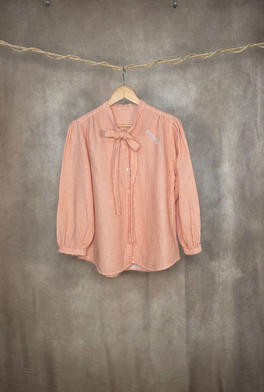Camicia a maniche lunghe con fiocco al collo