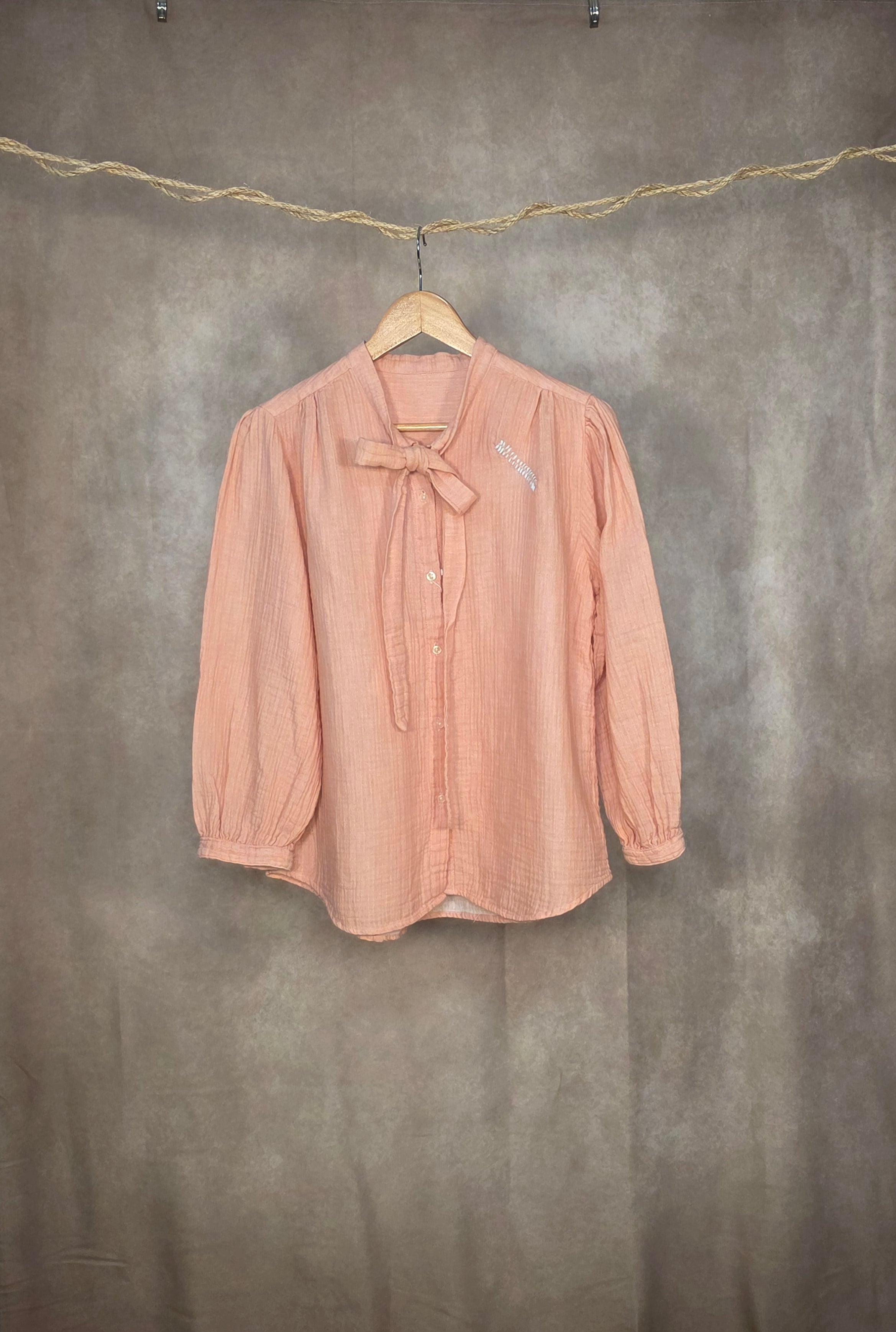 Camicia a maniche lunghe con fiocco al collo