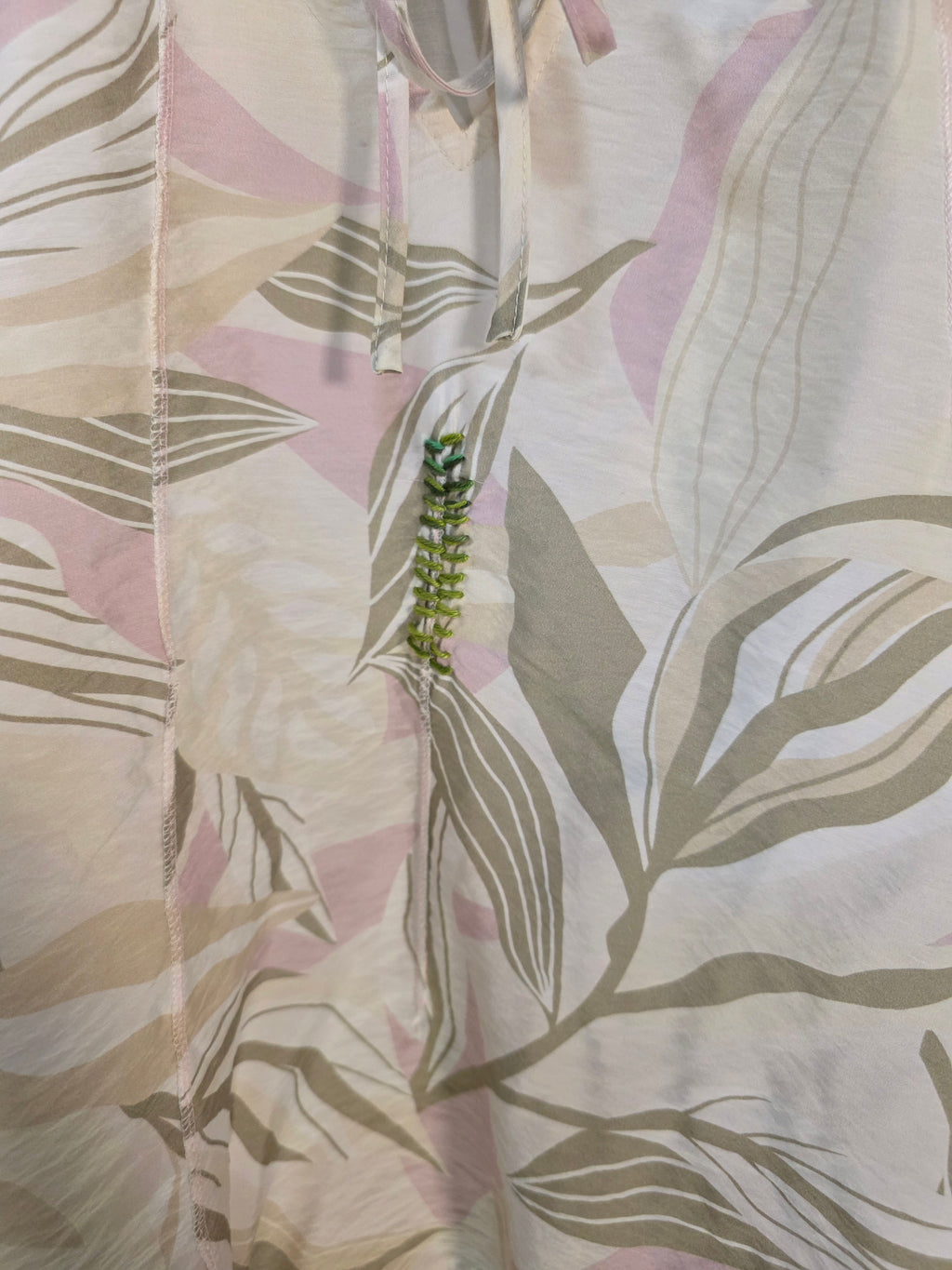 Camicia leggera con stampa botanica e maniche a sbuffo