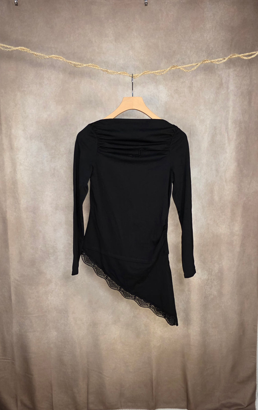 Top asimmetrico a  maniche lunghe