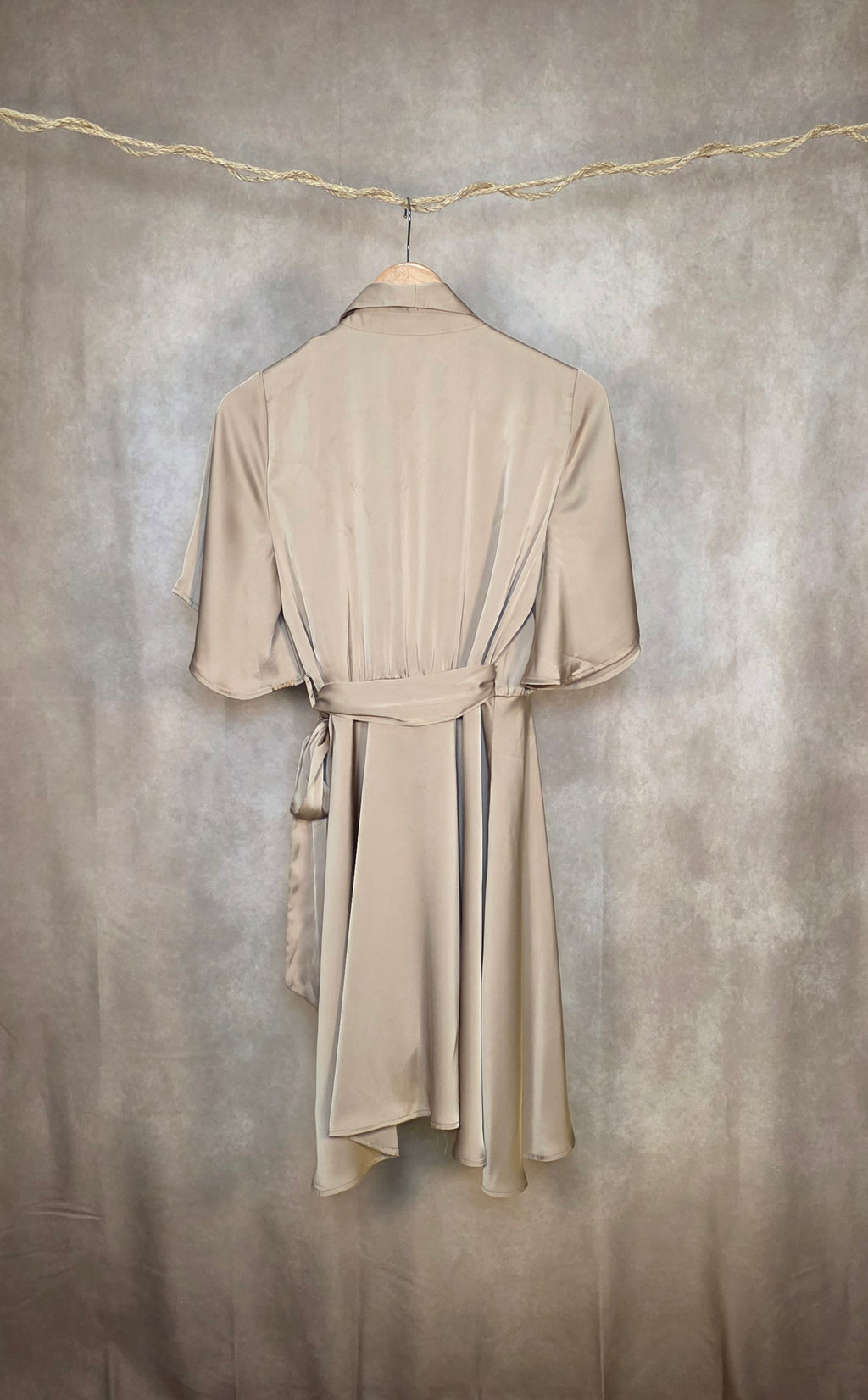Abito a portafoglio in satin beige