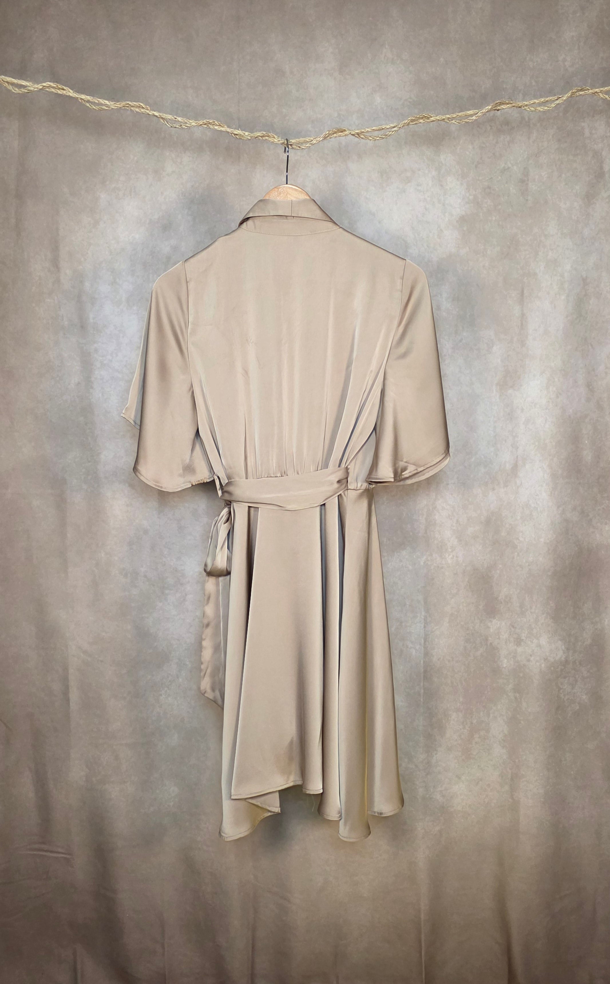 Abito a portafoglio in satin beige