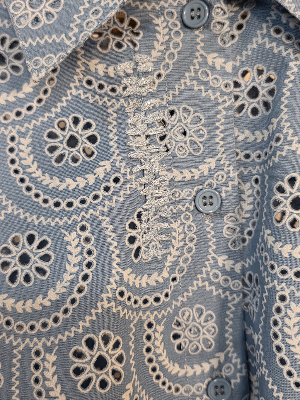Camicia azzurra in puro cotone sangallo