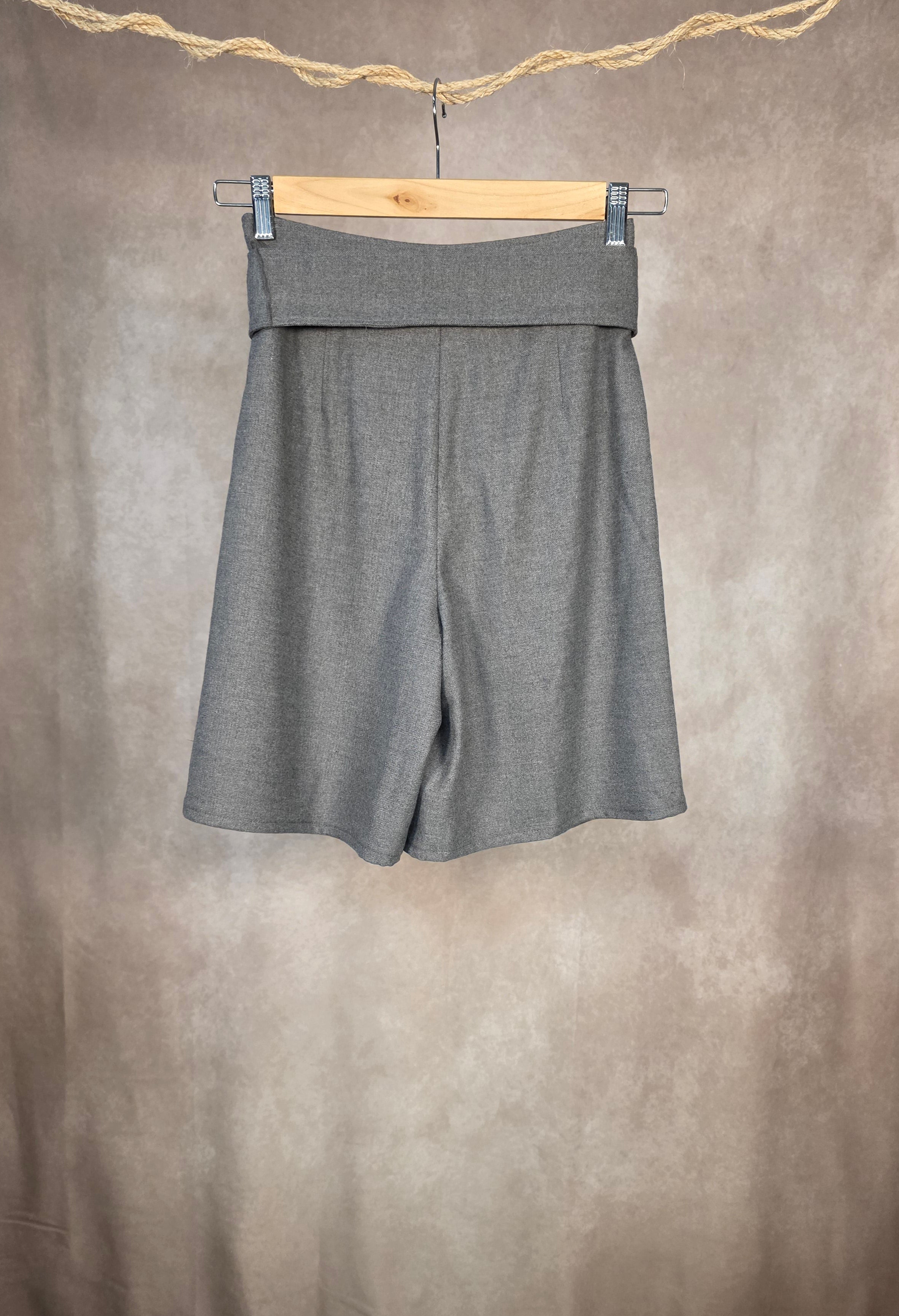 Gonna pantalone vita alta con cinturino