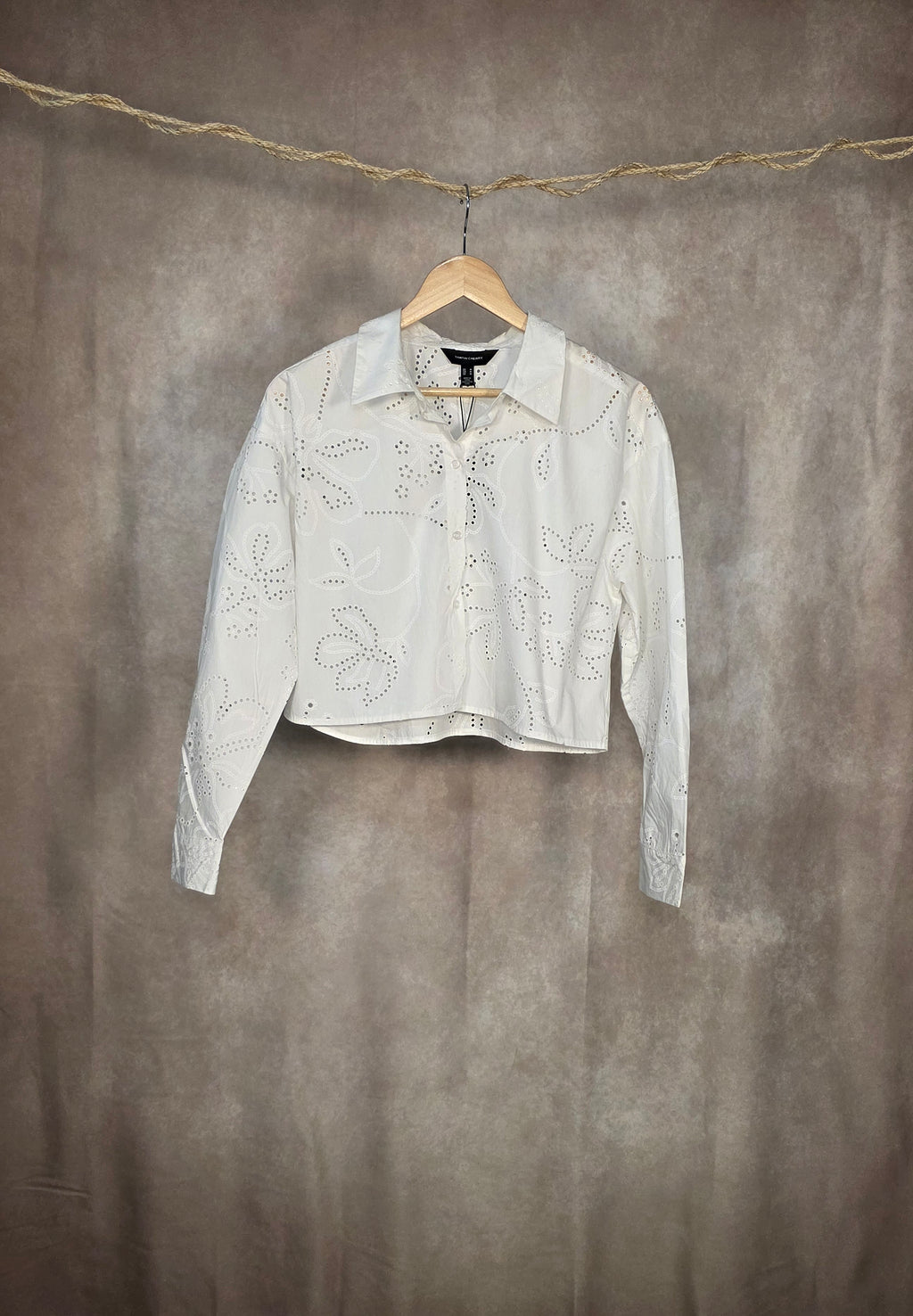Camicia cropped con ricami in sangallo