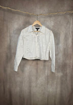 Camicia cropped con ricami in sangallo