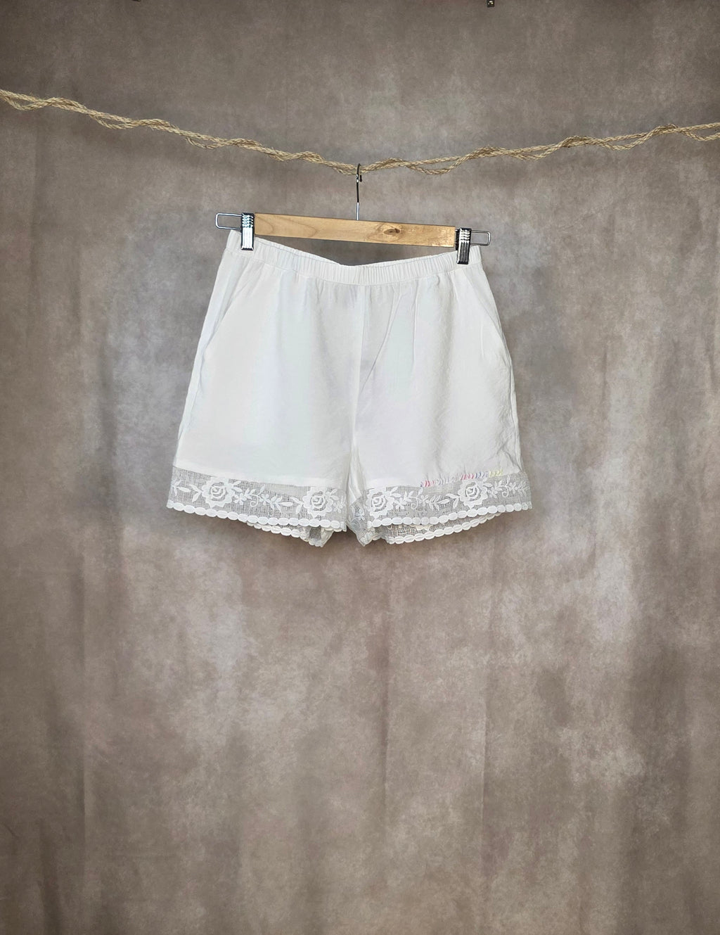 Pantaloncini con bordi in pizzo