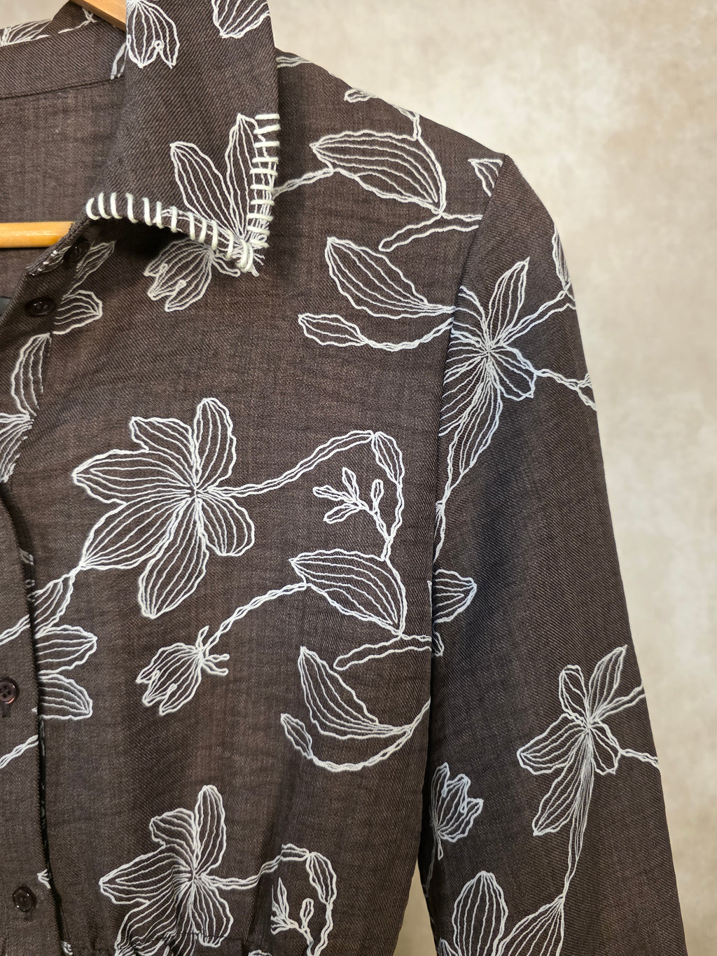 Camicia con fantasia floreale a contrasto