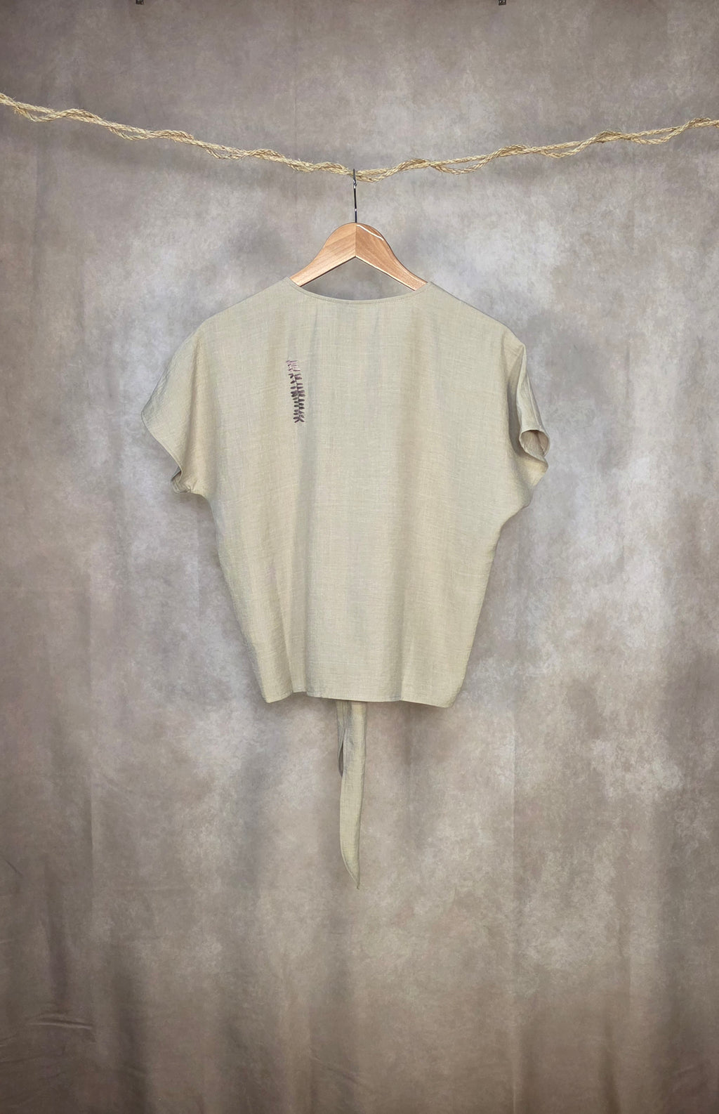 Camicia a scollo V e nodo in vita