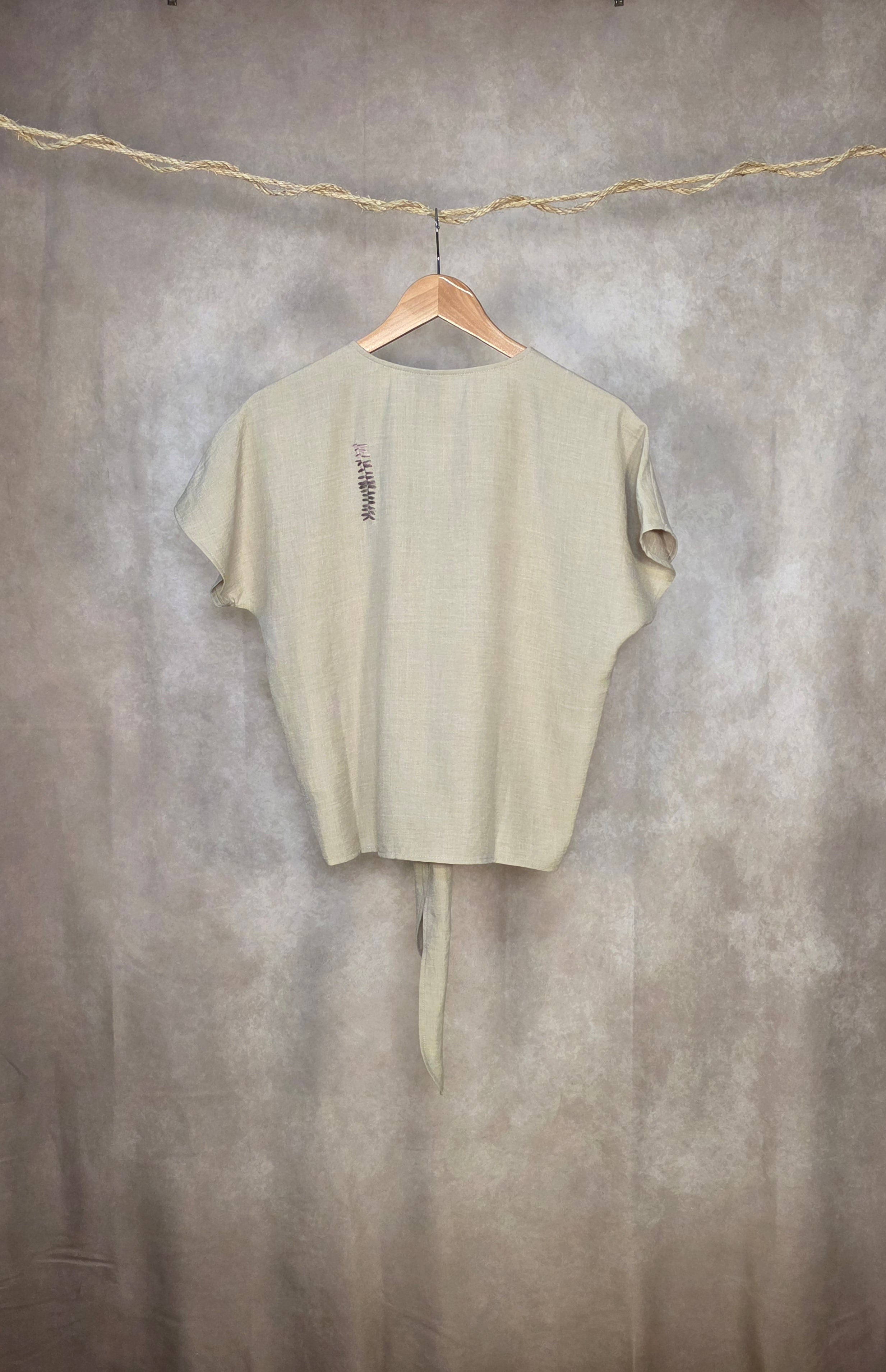 Camicia a scollo V e nodo in vita