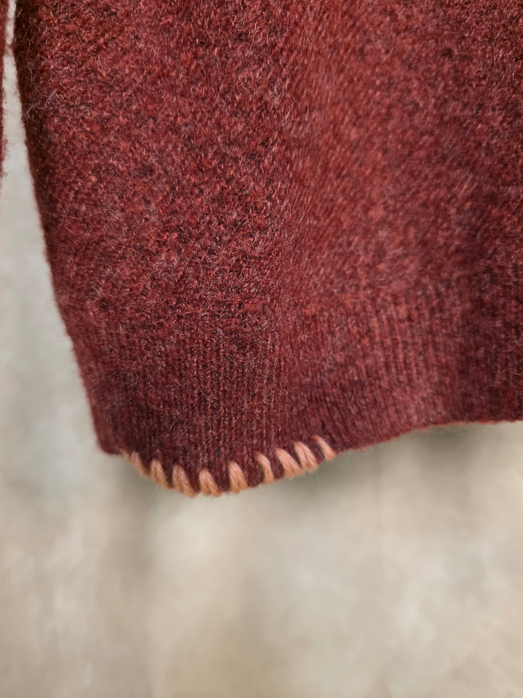 Maglione bordeaux in morbida maglia