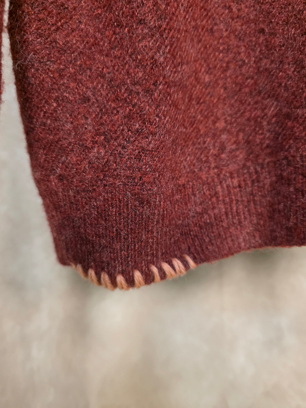 Maglione bordeaux in morbida maglia