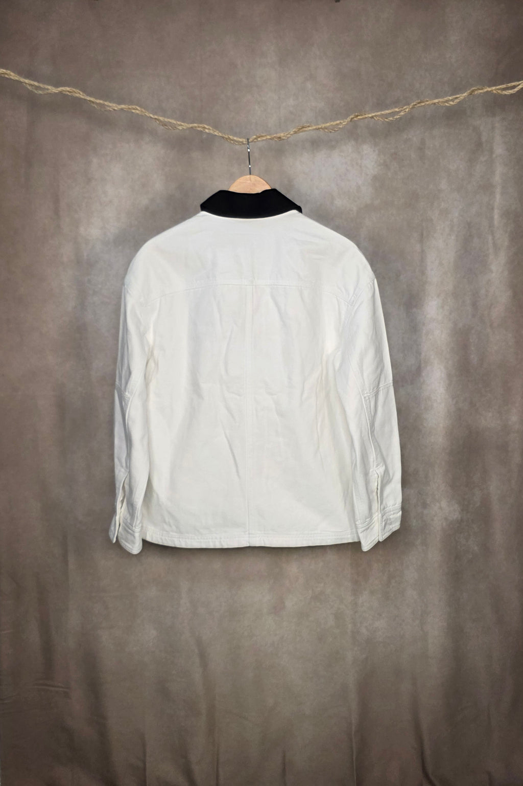 Giacca in denim bianco con collo a contrasto oversized