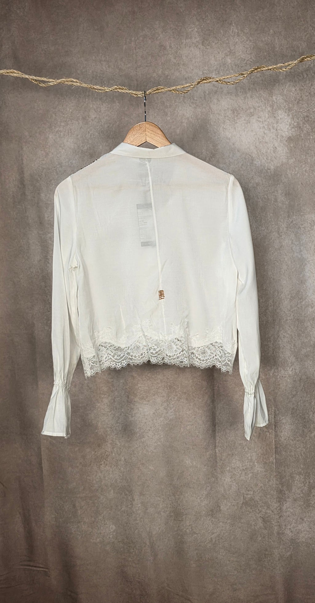 Camicia bianca a maniche lunghe con orlo in pizzo