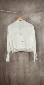 Camicia bianca a maniche lunghe con orlo in pizzo