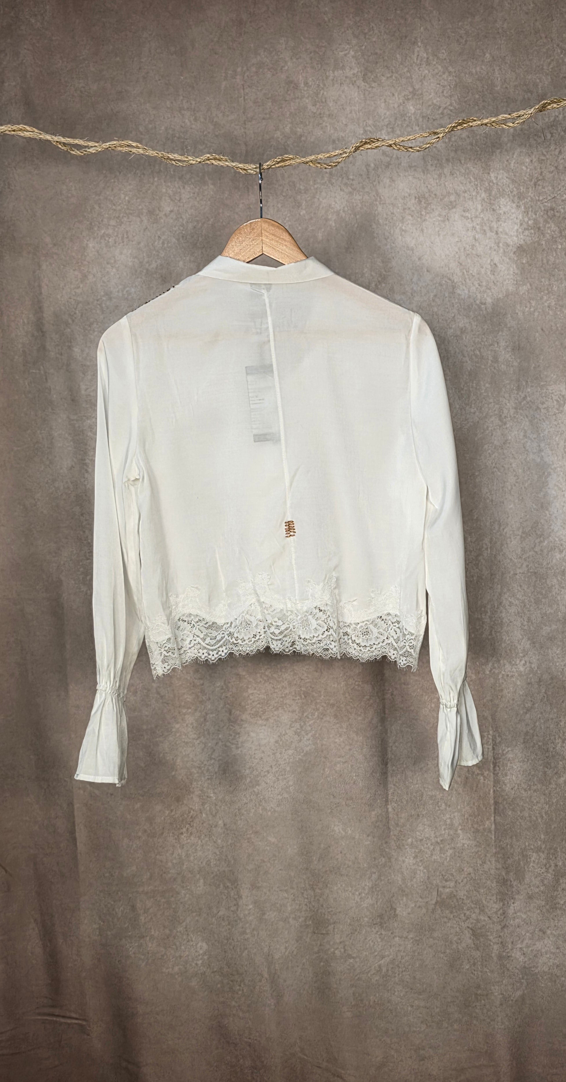 Camicia bianca a maniche lunghe con orlo in pizzo