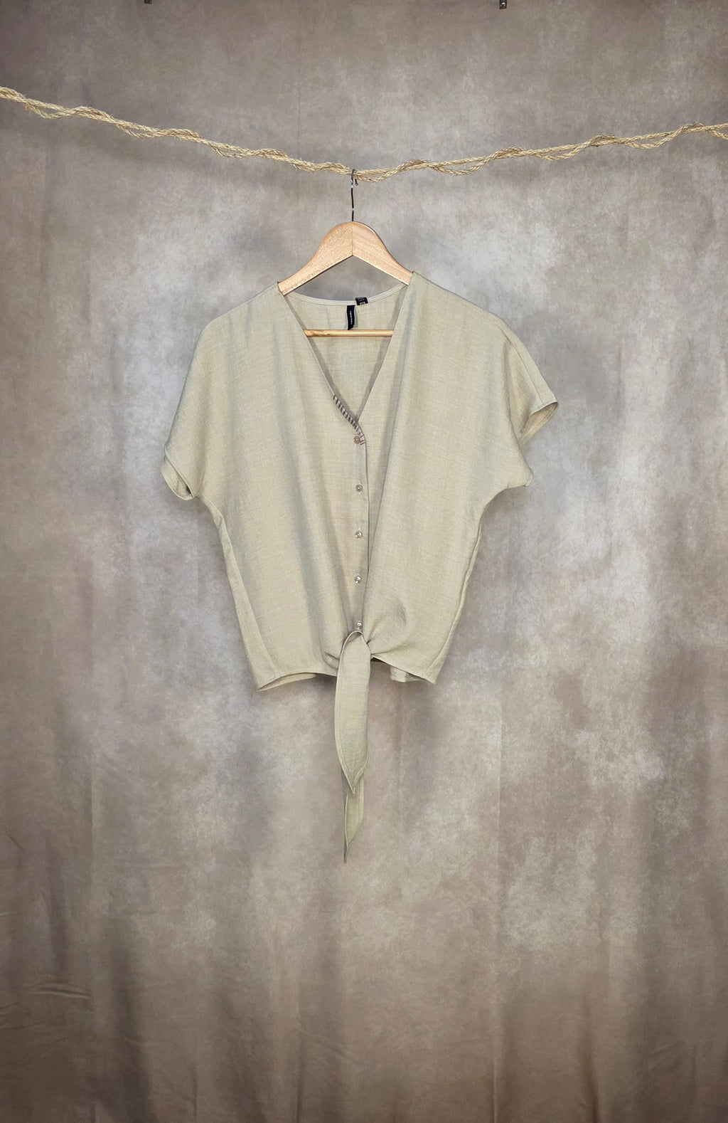 Camicia a scollo V e nodo in vita