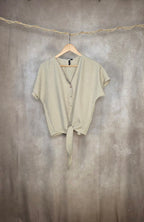 Camicia a scollo V e nodo in vita