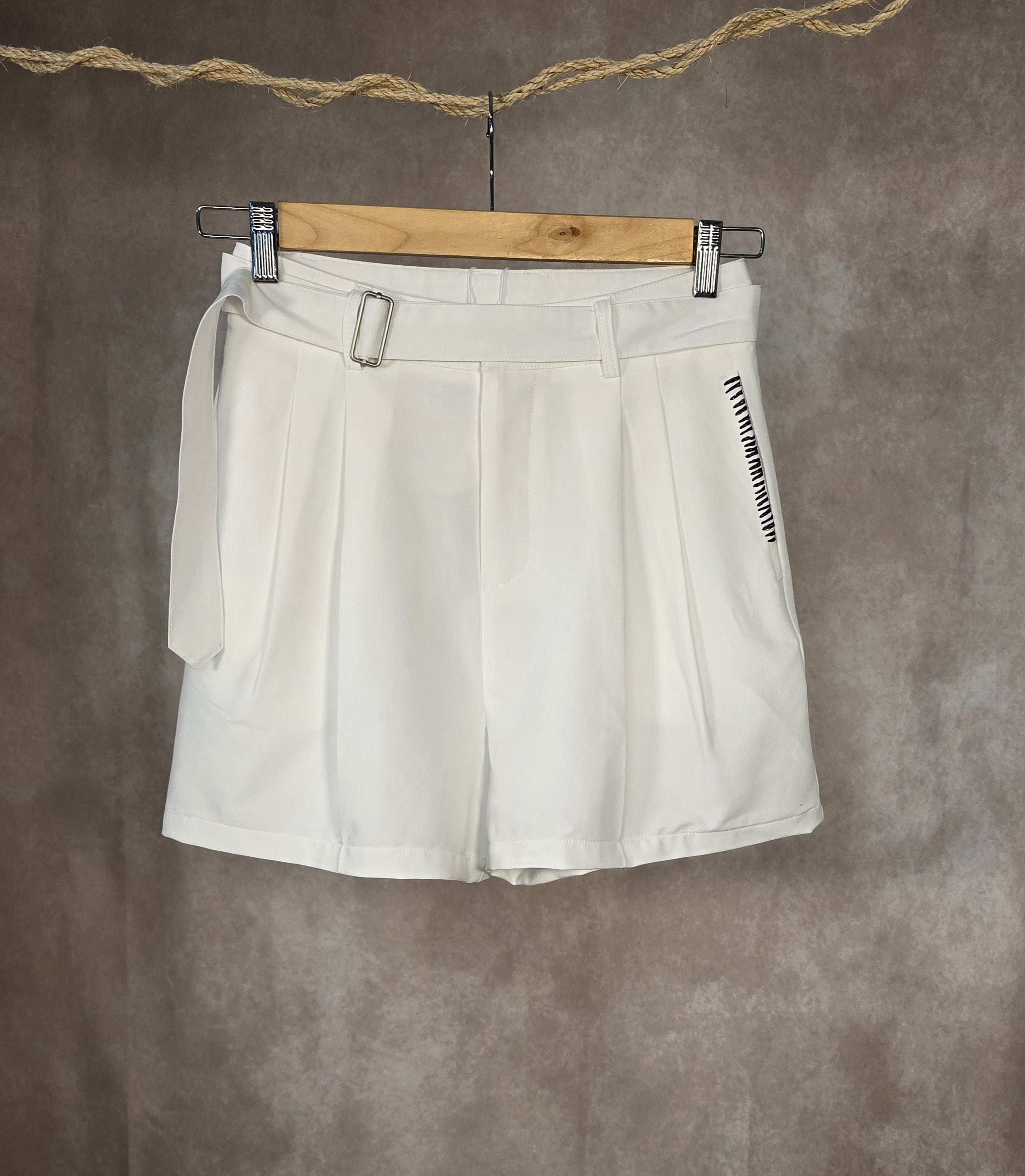 Shorts con fibbia