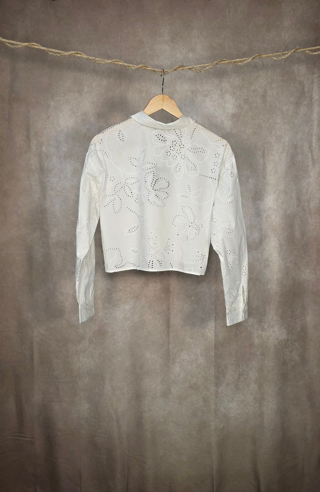 Camicia cropped con ricami in sangallo