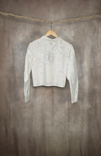 Camicia cropped con ricami in sangallo