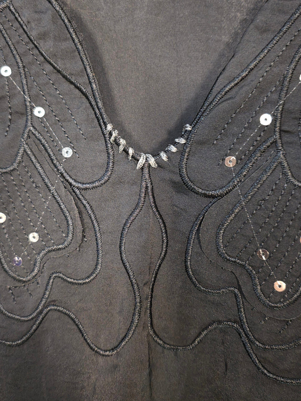 Camicia con scollo decorato da micropaillettes