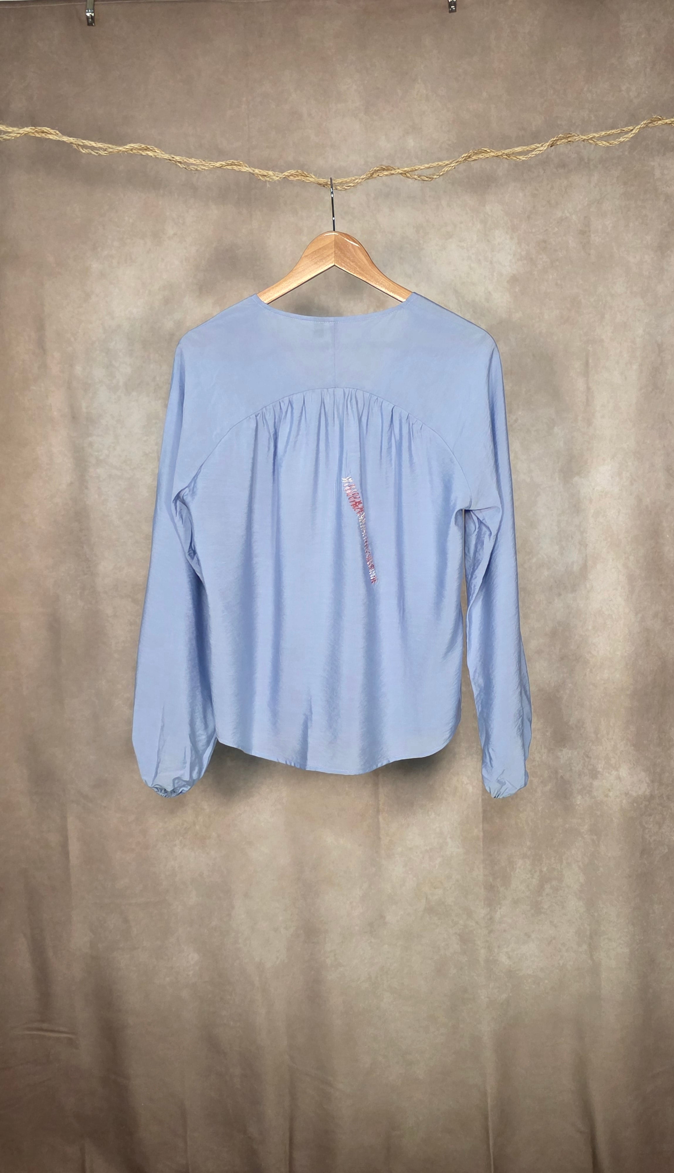 Camicia morbida a scollo V