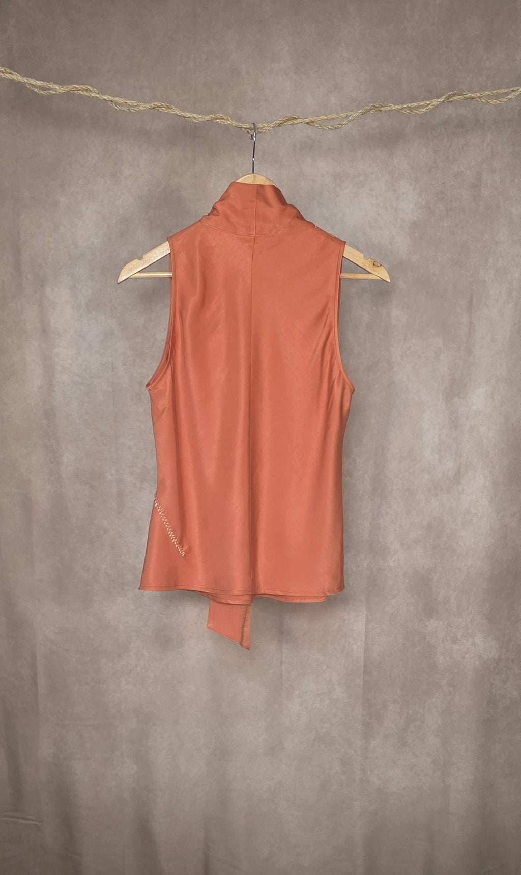 Top satinato con fiocco