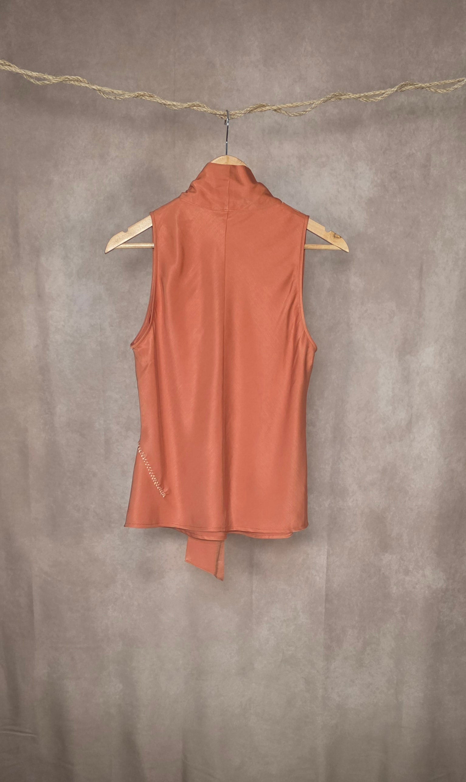 Top satinato con fiocco