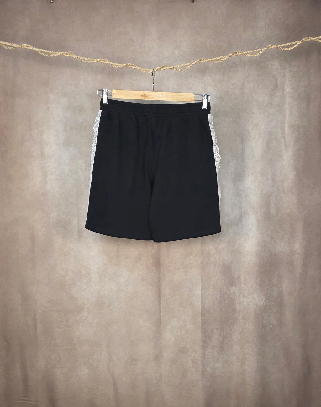 Pantaloncini neri con inserti in pizzo