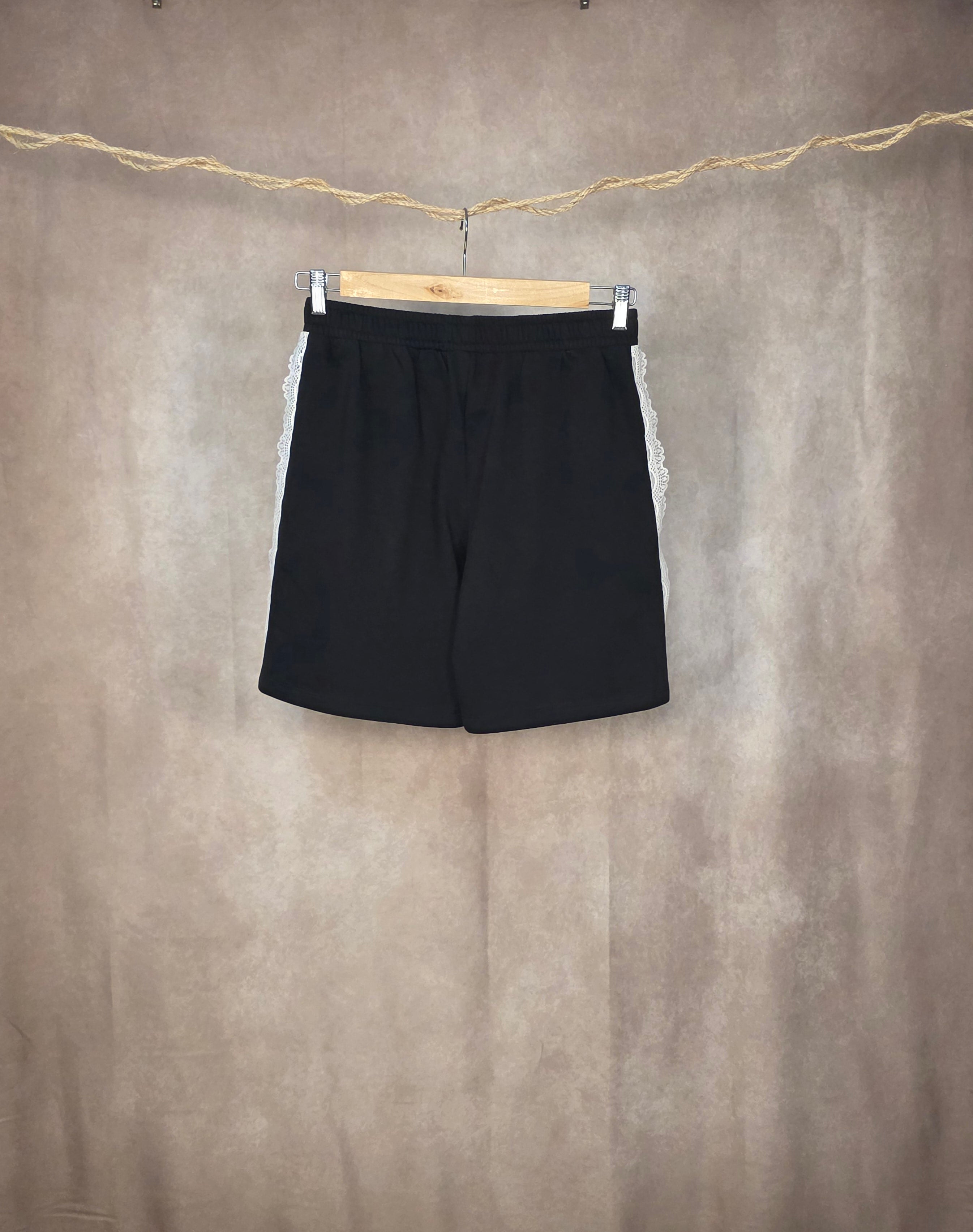 Pantaloncini neri con inserti in pizzo
