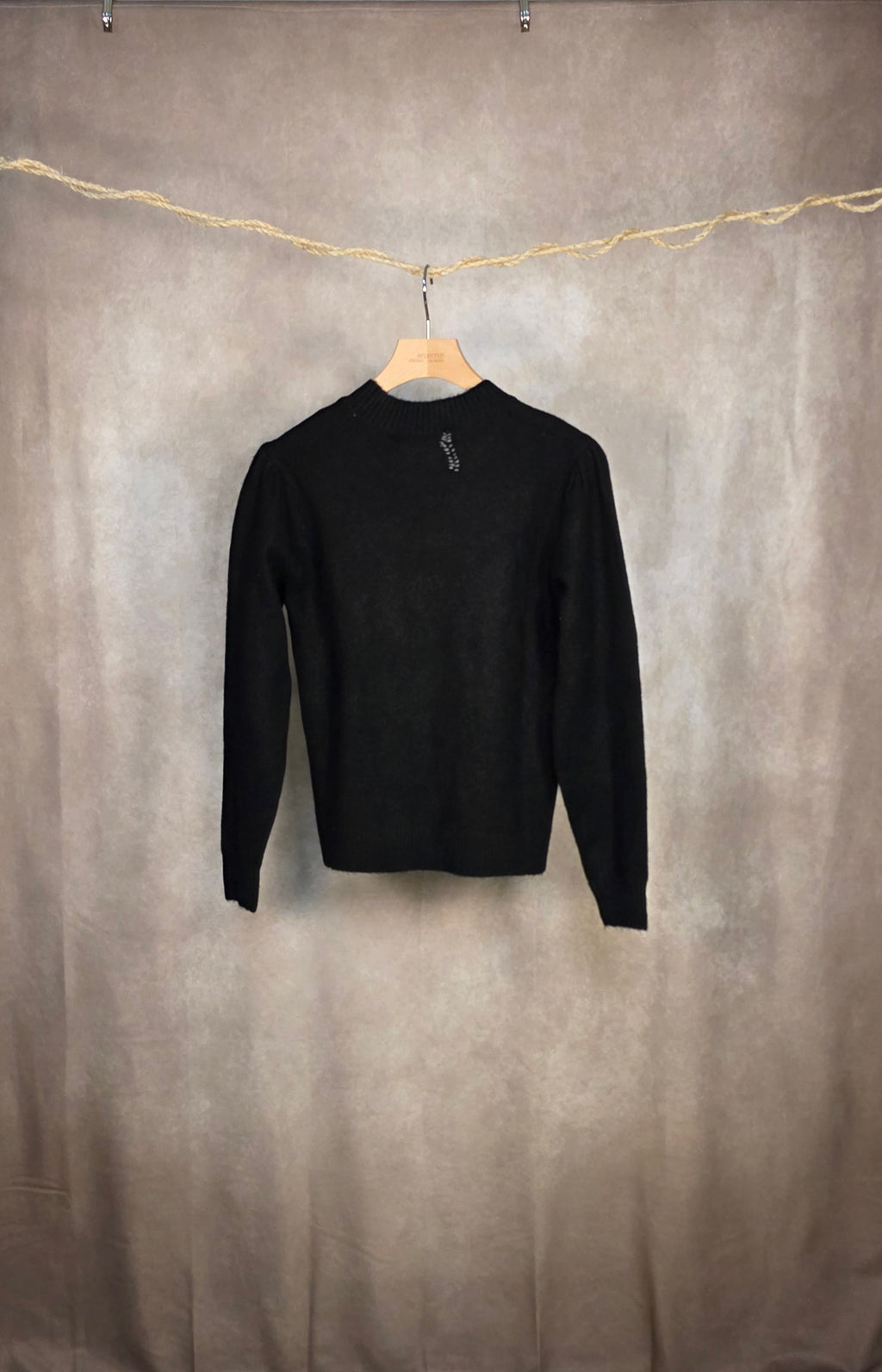 Maglia nera con perle