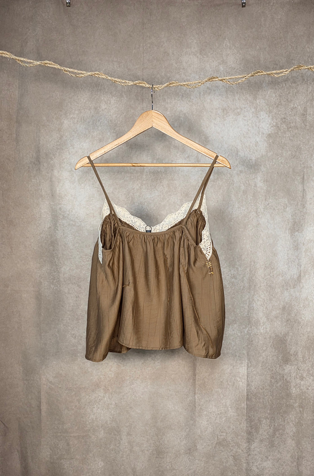 Top con spalline sottili e scollo a V decorato in pizzo