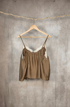 Top con spalline sottili e scollo a V decorato in pizzo